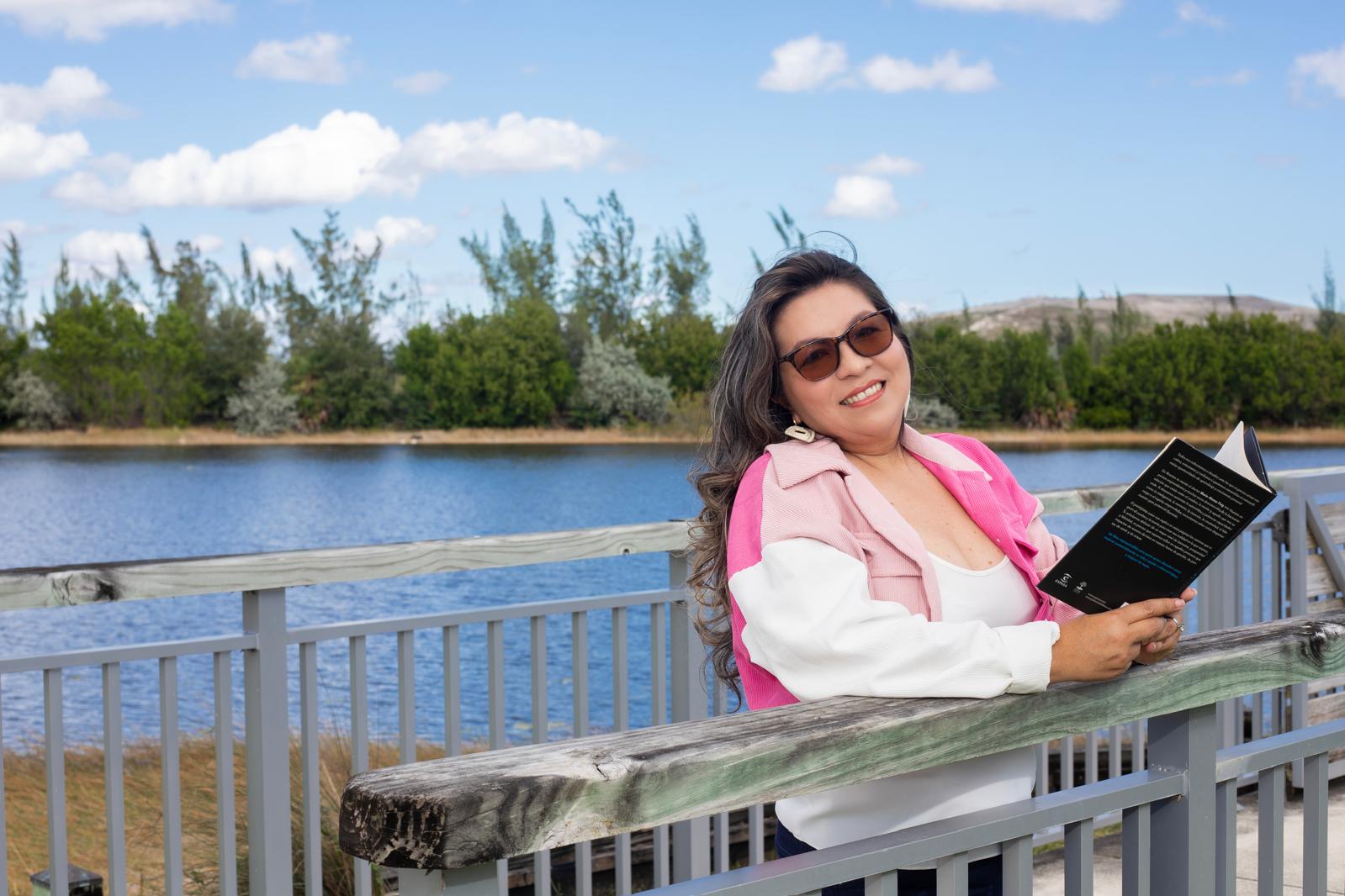 Carmen Carrillo disfrutando de la lectura al aire libre